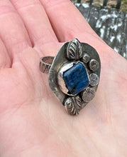 Load image into Gallery viewer, Lapis lazuli leaf sterling silver ring
